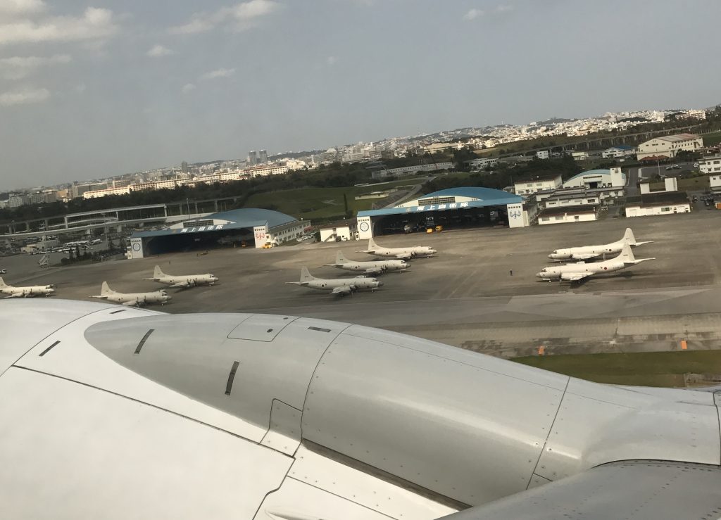 沖縄空港に並ぶ飛行機